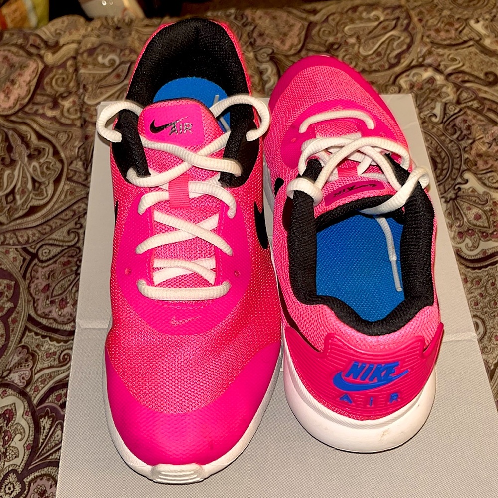 Girls Nike Shoes- Hot Pink w/Black ✔️.